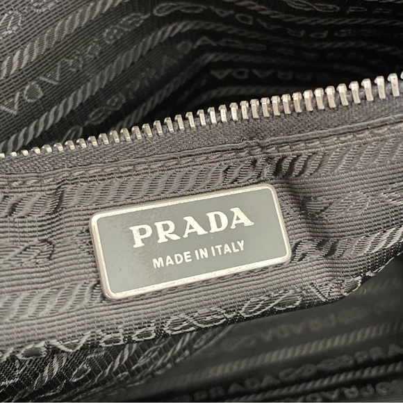 ❤️SOLD❤️Prada black Tessuto nylon and leather triangle logo buckle tote bag - Picture 9 of 10
